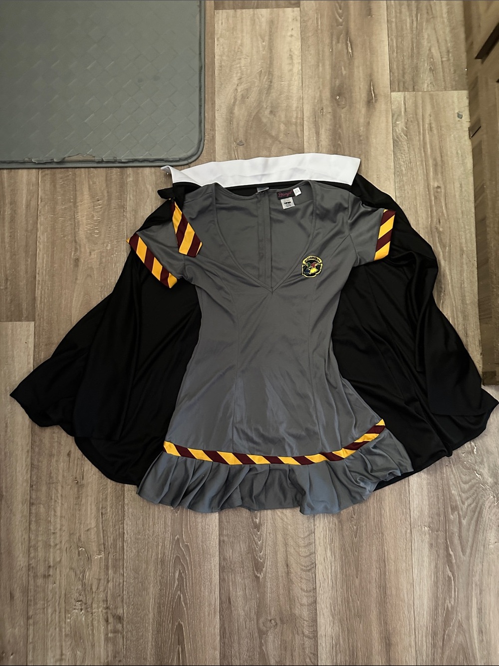 DreamGirl School of Wizardry Grey Gryffindor-Style Costume with Black Cloak h